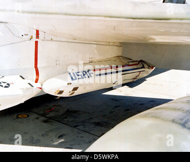 L'AGM-86B est un missile de croisière à lancement aérien développé par les États-Unis pour des frappes de précision à longue portée. Il est conçu pour être lancé à partir de bombardiers stratégiques, fournissant une capacité de riposte pour les missions nucléaires et conventionnelles. Banque D'Images
