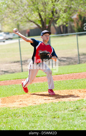 Teen baseball pitcher lancer le pitch Banque D'Images