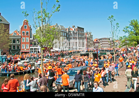 AMSTERDAM - 30 avril : Célébration de la queensday le 30 avril 2012 à Amsterdam, Pays-Bas Banque D'Images