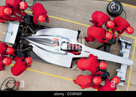 Racing team working at pit stop Banque D'Images