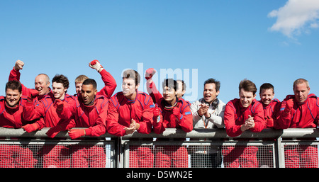 Racing team cheering sur marge Banque D'Images