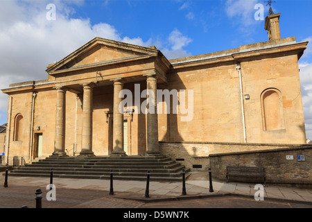 Hôtel de ville 1842 avec colonnes et marches à l'entrée à Chipping Norton, Oxfordshire, England, UK Banque D'Images