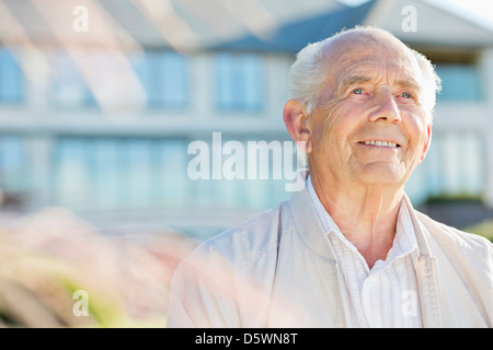 Smiling older man standing outdoors Banque D'Images