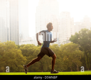 Man running in urban park Banque D'Images