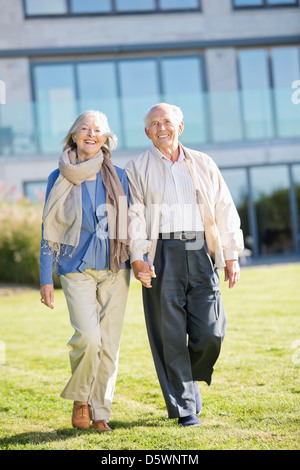 Vieux couple walking outdoors Banque D'Images