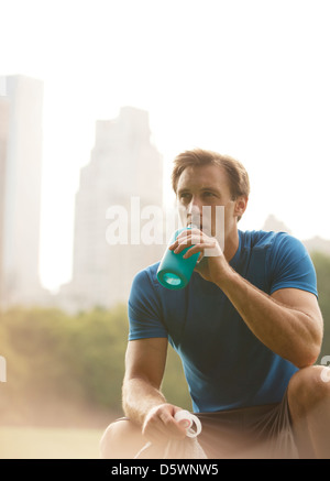 L'homme de l'eau potable dans le parc urbain Banque D'Images