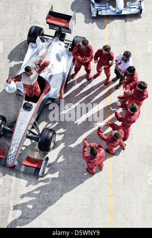 Autour de l'équipe de course racer sur la voie Banque D'Images