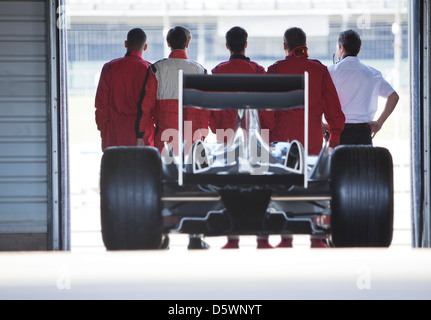 Race car assis dans le garage Banque D'Images