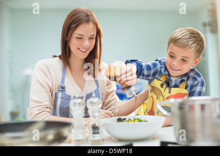 La mère et le fils dans la cuisine salade de Banque D'Images