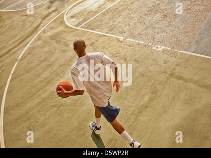 L'homme jouant au basket-ball sur cour Banque D'Images