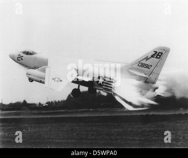 Le Douglas A3D-2 « Skywarrior » était un bombardier à porte-avions utilisé par la marine américaine. Cette variante a été rebaptisée VAQ-131 et a effectué un lancement JATO (Jet-Assisted Take Off), une technique d'aide au décollage court des porte-avions. Banque D'Images