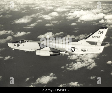 Le Douglas A3D-2 'Skywarrior' de VAH-4, rebaptisé VAQ-131, était un bombardier basé sur un porte-avions de l'US Navy utilisé pour des missions stratégiques, y compris la guerre électronique et la reconnaissance. Banque D'Images