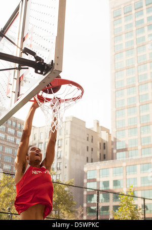 Tremper l'homme basketball on court Banque D'Images