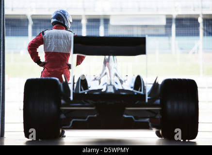 Racer standing avec garage en voiture Banque D'Images