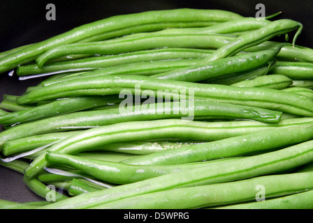 Faire bouillir les haricots verts dans une casserole noire Banque D'Images