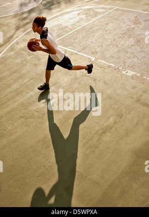 L'homme jouant au basket-ball sur cour Banque D'Images