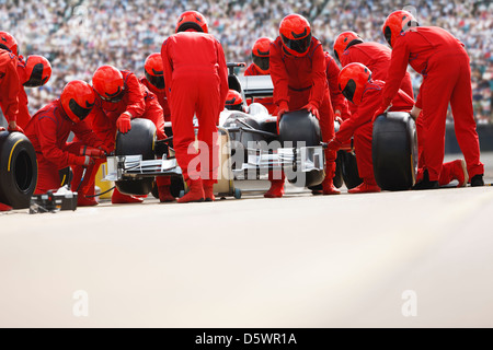 L'équipe de course automobile travaillant au pit stop Banque D'Images