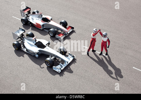 Racers cheering sur la voie Banque D'Images