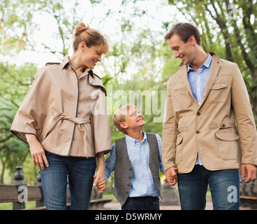 Family walking together in park Banque D'Images