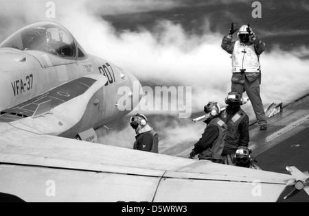 Us Navy (USN) marins affectés à l'équipage à bord de la classe nimitz nsu : porte-avions USS Harry S. Truman (CVN 75.), positionner un usn f/a-18c hornet de strike fighter squadron trois sept (VFA-37) en position de lancement au cours de l'opération de vol et 75 cvn. carrier air wing 3 (cvw 3) sont en ce moment sur un déploiement de six mois dans le cadre de l'opération Enduring Freedom. Banque D'Images