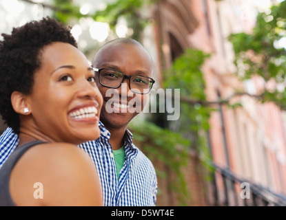 Couple walking on city street Banque D'Images