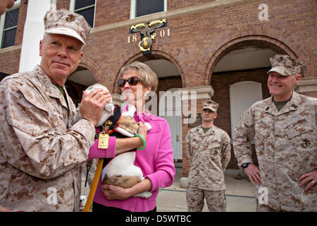 Commandant de la Marine Corps Général James F. Amos et son épouse Bonnie embrasser Circuit Chesty XIV, mascotte officielle de la Marine Corps en formation, son aigle, globe et d'emblèmes indiquant son passage dans le corps au cours d'une cérémonie à la caserne de la Marine à Washington, DC. La cérémonie a marqué la conclusion de Chesty XIV la formation des recrues et familiarisation de base dans le corps. Dans les mois à venir, la jeune Marine servira dans une mascotte à l'apprentissage pour le reste de l'été aux côtés de son prédécesseur et mentor, le Sgt. Chesty XIII jusqu'à ce que le sergent à la retraite. Banque D'Images