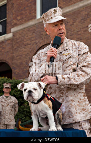 Commandant de la Marine Corps Général James F. Amos présente puppy PFC. Chesty XIV, mascotte officielle de la Marine Corps en formation, son aigle, globe et d'emblèmes indiquant son passage dans le corps au cours d'une cérémonie à la caserne de la Marine à Washington, DC. La cérémonie a marqué la conclusion de Chesty XIV la formation des recrues et familiarisation de base dans le corps. Dans les mois à venir, la jeune Marine servira dans une mascotte à l'apprentissage pour le reste de l'été aux côtés de son prédécesseur et mentor, le Sgt. Chesty XIII jusqu'à ce que le sergent à la retraite en août. Banque D'Images