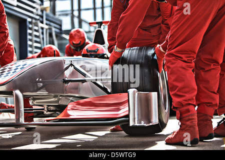 Racing team working at pit stop Banque D'Images