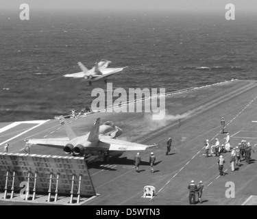 McDonnell Douglas F/A-18C Hornets du Strike Fighter Squadron 25 (VFA-25), connu sous le nom de « poings de la flotte », mène des opérations. Ces chasseurs multirôles sont utilisés par la marine américaine pour des missions air-air et air-sol. Banque D'Images