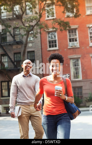 Couple Walking Together on city street Banque D'Images