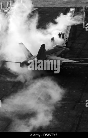 Un f/a-18C Hornet affectés à 25 e Escadron d'avions grâce à des manœuvres de la vapeur d'une catapulte deux comme il se prépare à le 25 mars 2008, au poste de pilotage de la classe nimitz porte-avions USS Ronald Reagan (CVN 76), qui est en cours dans l'océan pacifique des activités de transporteur avec carrier air wing 14. (U.s. navy photo by mass communication specialist 2e classe Joseph m. buliavac) (publié) Banque D'Images