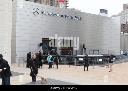 Atmosphère New York Fashion Week - New York Giants Receveur Victor Cruz coupe le ruban pour commencer la New York Fashion Week Automne Banque D'Images