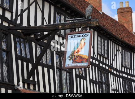 Enseigne de pub pour le Legacy Falcon Hotel 16e siècle noir et blanc bâtiment à colombages Stratford-upon-Avon Warwickshire Angleterre Royaume-uni Grande-Bretagne Banque D'Images