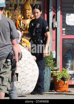 Lucy Liu robes comme un agent de police à l'ensemble de l'émission télévisée 'Southland' Los Angeles, Californie - 08.02.12 Banque D'Images