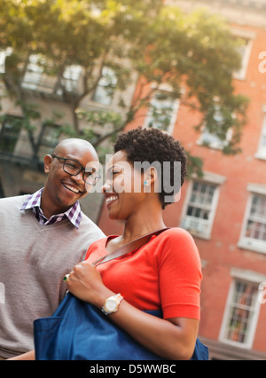 Couple Walking Together on city street Banque D'Images