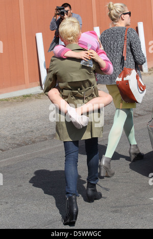 Michelle Williams et sa fille Matilda Ledger Busy Philipps laissant déjeuner à M Cafe à West Hollywood, Los Angeles Banque D'Images