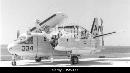 Un Grumman S-2E 'Tracker', montré le long de la digue à Pensacola, est marqué de l'insigne de VS-73, son dernier escadron. Le S-2E était un avion de guerre anti-sous-marine basé sur porte-avions utilisé par l'US Navy. Banque D'Images