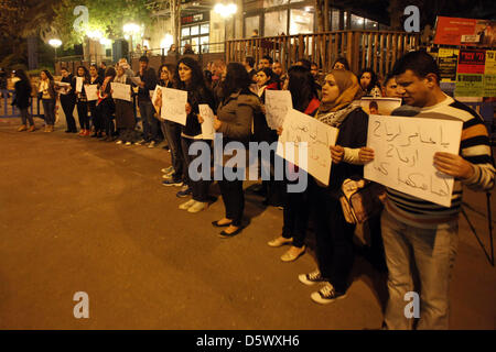 Jérusalem, le 9 avril 2013. Des manifestants palestiniens tiennent des pancartes au cours d'une manifestation en solidarité avec Samer al-Issawi un prisonnier palestinien qui fait la grève de la faim depuis plus de 260 jours, à l'extérieur de l'Université hébraïque de Jérusalem le 9 avril 2013 . Image Crédit : Crédit : Sliman Khader/APA Images/ZUMAPRESS.com/Alamy live news Banque D'Images