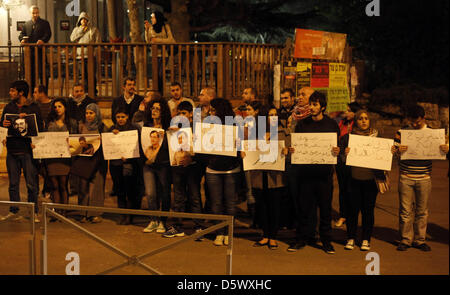 Jérusalem, le 9 avril 2013. Des manifestants palestiniens tiennent des pancartes au cours d'une manifestation en solidarité avec Samer al-Issawi un prisonnier palestinien qui fait la grève de la faim depuis plus de 260 jours, à l'extérieur de l'Université hébraïque de Jérusalem le 9 avril 2013 . Image Crédit : Crédit : Sliman Khader/APA Images/ZUMAPRESS.com/Alamy live news Banque D'Images