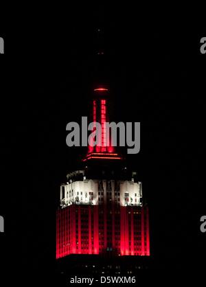 New York, USA. 8 avril 2013. L'Empire State Building célèbre tonight's Basket-ball NCAA en illuminant la finale de tours dans les couleurs de champion Louisville, lundi 8 avril 2013. (Crédit Image : Crédit : Bryan Smith/ZUMAPRESS.com/Alamy Live News) Banque D'Images