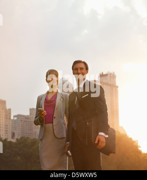 Business people walking on city street Banque D'Images