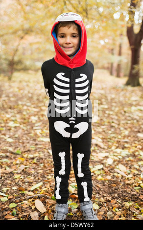 Boy wearing skeleton costume en park Banque D'Images