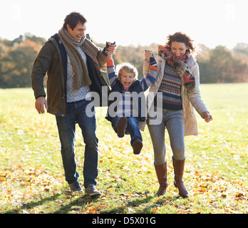 Family walking together in park Banque D'Images