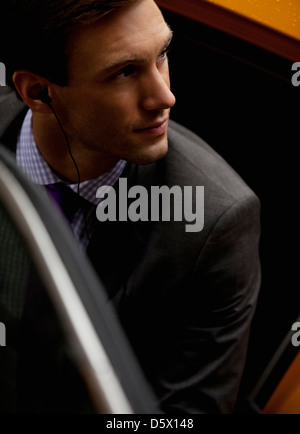 Businessman climbing out of taxi Banque D'Images