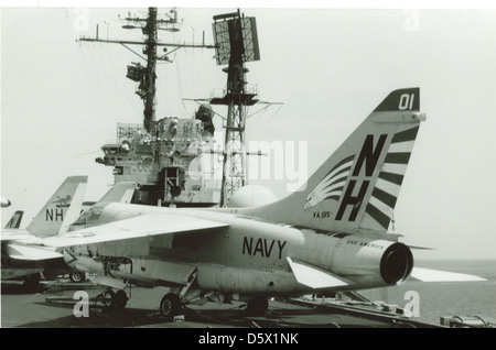 Le LTV A-7E 'Corsair II' de l'Attack Squadron 195 (va-195) est repéré sur le pont d'envol de l'USS America (CV-66). L'A-7E était un avion d'attaque à porte-avions utilisé par l'US Navy pour des frappes de précision et des missions de soutien aérien rapproché au cours des années 1970 et 1980 Banque D'Images