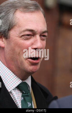 Grantham, Lincolnshire, Royaume-Uni. 9 avril 2013. La baronne Margaret Thatcher, mort le 9 avril 2013 Parti pour l'indépendance du Royaume-Uni (UKIP) Nigel Farage, leader après avoir signé le livre de condoléances de Margaret Thatcher à Grantham, Lincolnshire. L'ancien Premier ministre britannique la baronne Margaret (Maggie) Thatcher est né à Grantham, Lincolnshire, en 1925, et mène son parti à trois victoires d'affilée. Pic : Paul Marriott Photography/Alamy Live News Banque D'Images