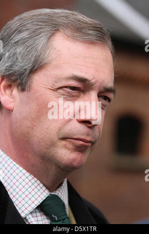 Grantham, Lincolnshire, Royaume-Uni. 9 avril 2013. La baronne Margaret Thatcher, mort le 9 avril 2013 Parti pour l'indépendance du Royaume-Uni (UKIP) Nigel Farage, leader après avoir signé le livre de condoléances de Margaret Thatcher à Grantham, Lincolnshire. L'ancien Premier ministre britannique la baronne Margaret (Maggie) Thatcher est né à Grantham, Lincolnshire, en 1925, et mène son parti à trois victoires d'affilée. Pic : Paul Marriott Photography/Alamy Live News Banque D'Images