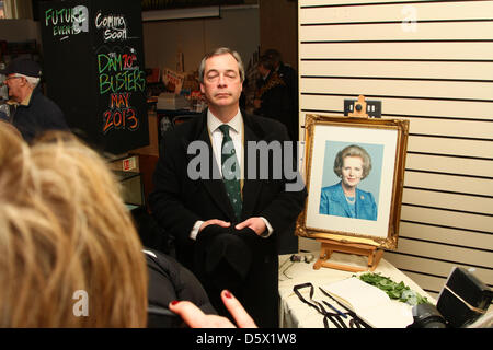 Grantham, Lincolnshire, Royaume-Uni. 9 avril 2013. La baronne Margaret Thatcher, mort le 9 avril 2013 Parti pour l'indépendance du Royaume-Uni (UKIP) leader Nigel Farage, prend un moment pour réfléchir après avoir signé le livre de condoléances de Margaret Thatcher à Grantham, Lincolnshire. L'ancien Premier ministre britannique la baronne Margaret (Maggie) Thatcher est né à Grantham, Lincolnshire, en 1925, et mène son parti à trois victoires d'affilée. Pic : Paul Marriott Photography/Alamy Live News Banque D'Images