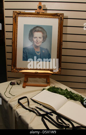 Grantham, Lincolnshire, Royaume-Uni. 9 avril 2013. La baronne Margaret Thatcher, mort le 9 avril 2013 Parti pour l'indépendance du Royaume-Uni (UKIP) leader Nigel Farage, signé le livre de condoléances de Margaret Thatcher à Grantham, Lincolnshire. L'ancien Premier ministre britannique la baronne Margaret (Maggie) Thatcher est né à Grantham, Lincolnshire, en 1925, et mène son parti à trois victoires d'affilée. Pic : Paul Marriott Photography/Alamy Live News Banque D'Images