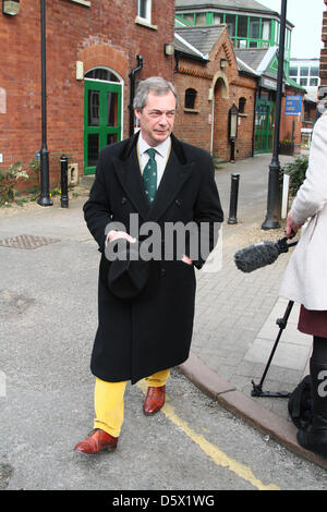 Grantham, Lincolnshire, Royaume-Uni. 9 avril 2013. La baronne Margaret Thatcher, mort le 9 avril 2013 Parti pour l'indépendance du Royaume-Uni (UKIP) Nigel Farage, leader après avoir signé le livre de condoléances de Margaret Thatcher à Grantham, Lincolnshire. L'ancien Premier ministre britannique la baronne Margaret (Maggie) Thatcher est né à Grantham, Lincolnshire, en 1925, et mène son parti à trois victoires d'affilée. Pic : Paul Marriott Photography/Alamy Live News Banque D'Images